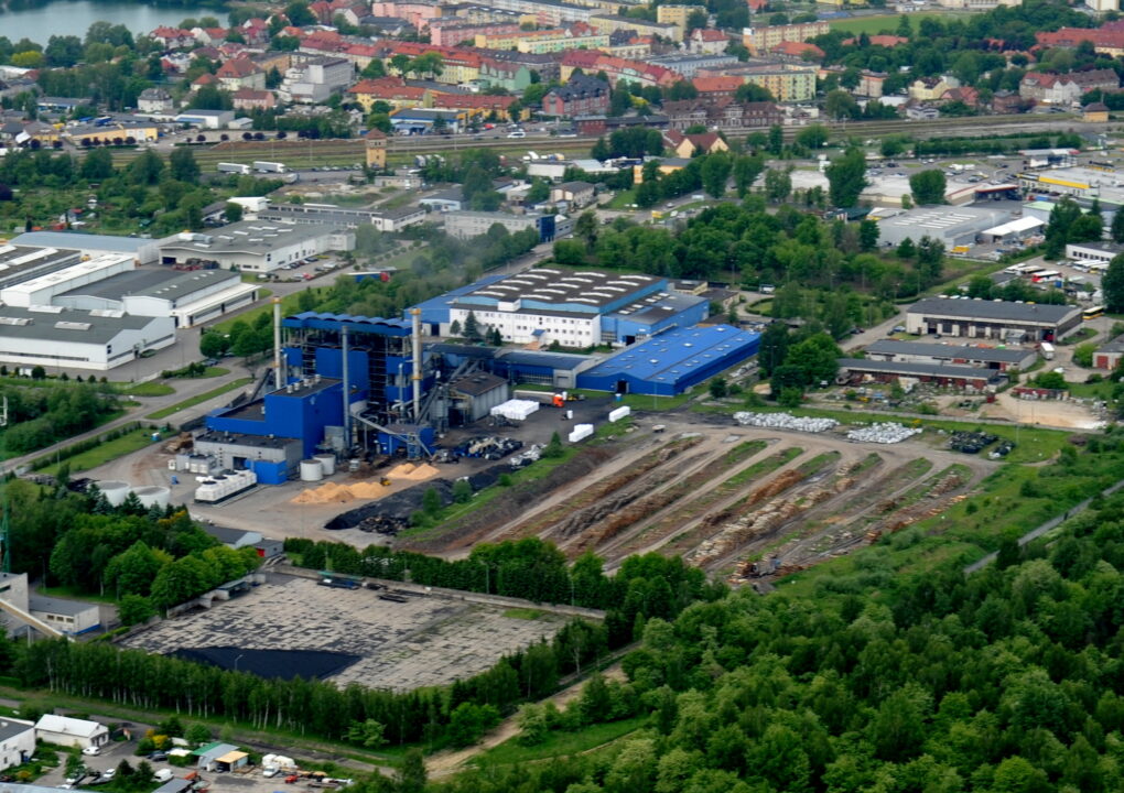 Widok na zakład OZEN i inne zakłady produkcyjne w Wałczu z lotu ptaka.