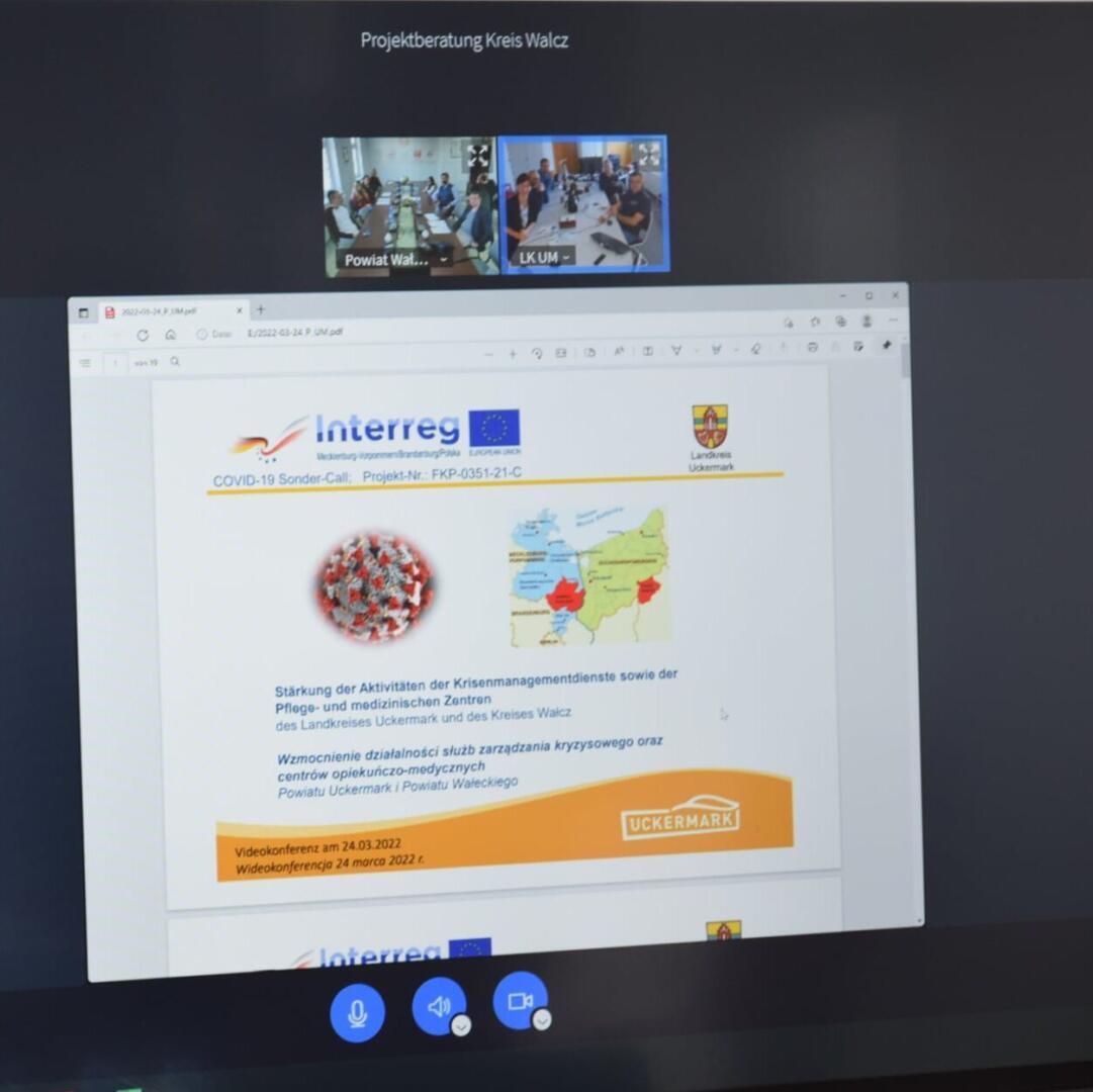 Zdjęcie ekranu z widoczną prezentacją i okienkami uczestników wideokonferencji. 