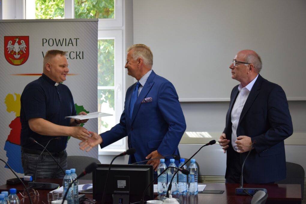 Zdjęcie członka zarządu województwa Stanisława Ziątka podającego sobie rękę Panem Edwardem Strojek.
