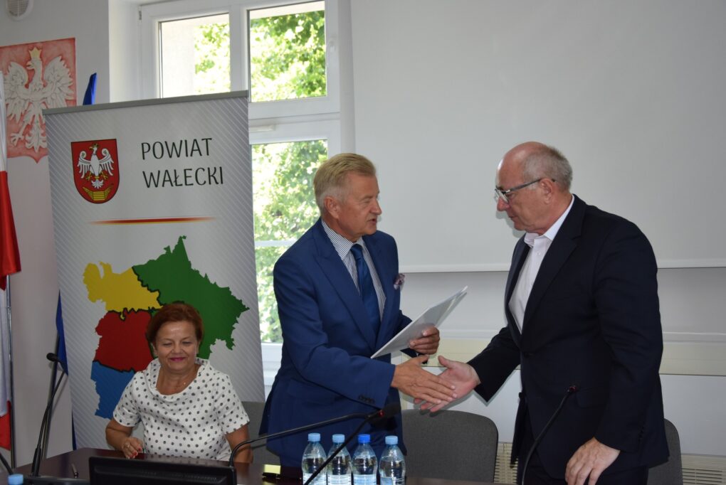 Zdjęcie Wicestarosty Bogdana Wankiewicza podającego rękę członkowi zarządu województwa.