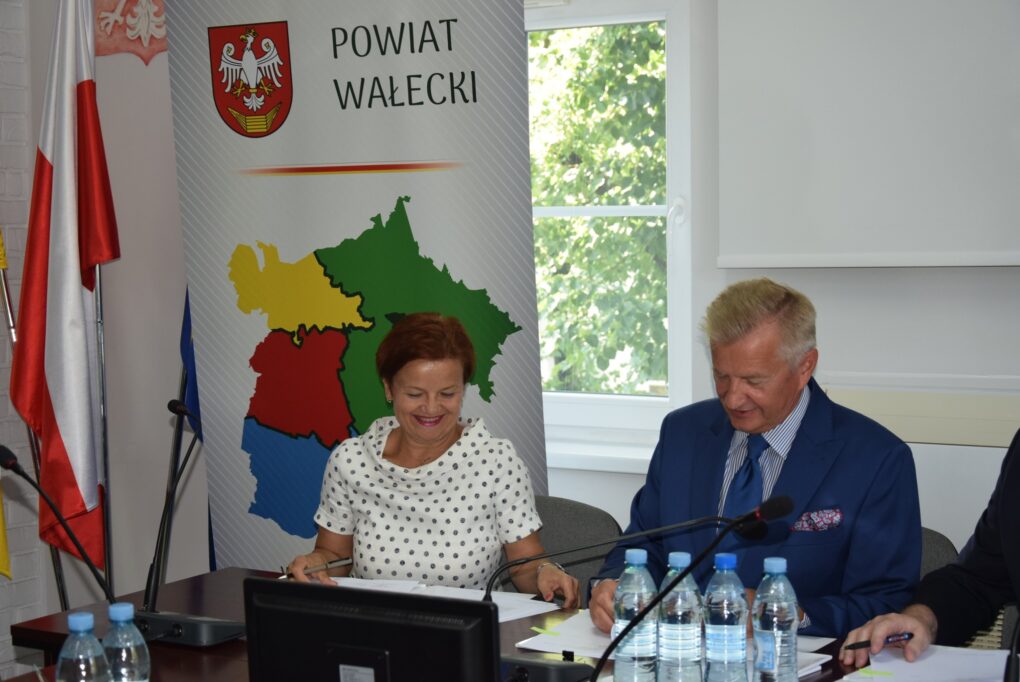 Zdjęcie Wicestarosty oraz członka zarządu województwa, siedzących przy stole.