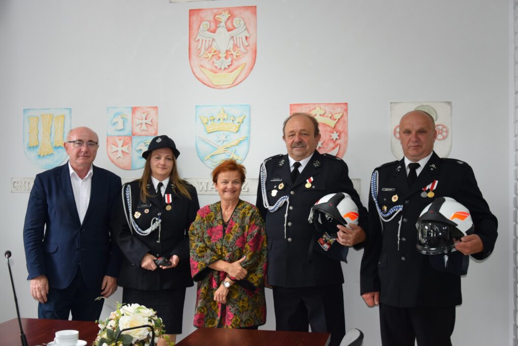 Zdjęcie Starosty, Wicestarosty oraz Zarządu Straży Pożarnej z Rudek.
