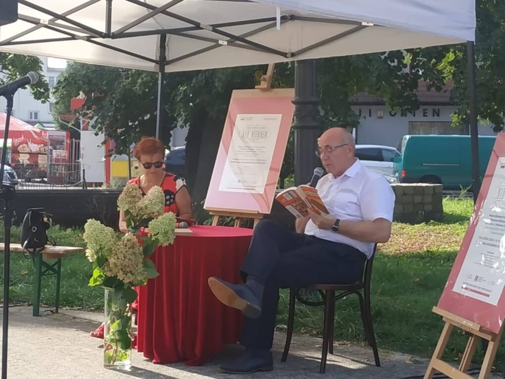 Starosta oraz Wicestarosta czytający fragmenty książki Elizy Orzeszkowej.