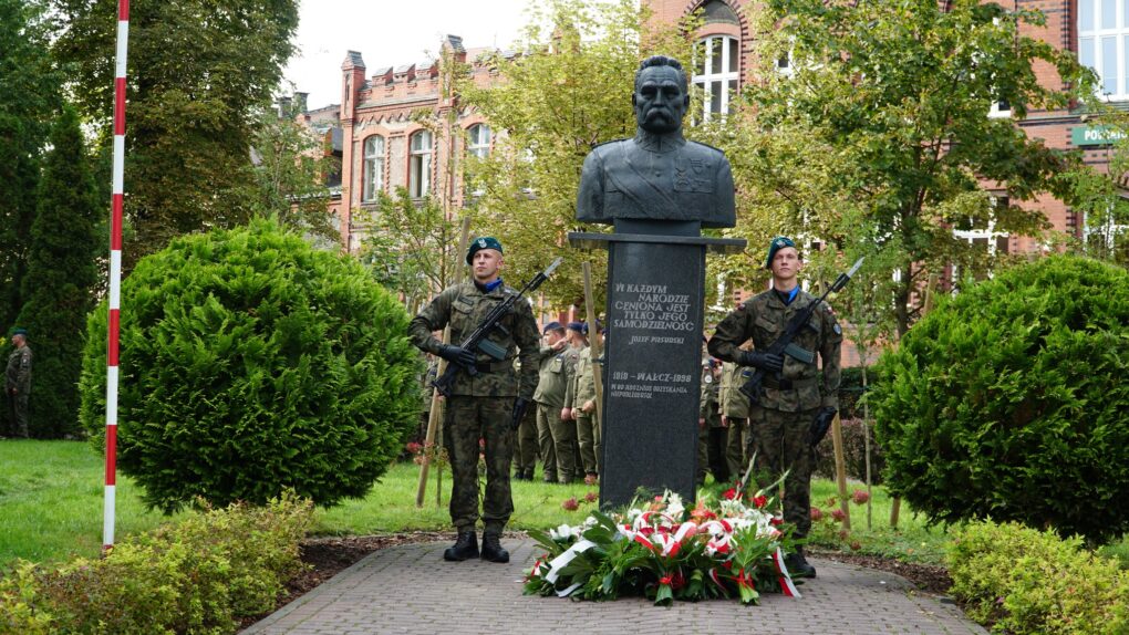 Zdjęcie pomnika Józefa Piłsudskiego oraz dwóch żołnierzy.